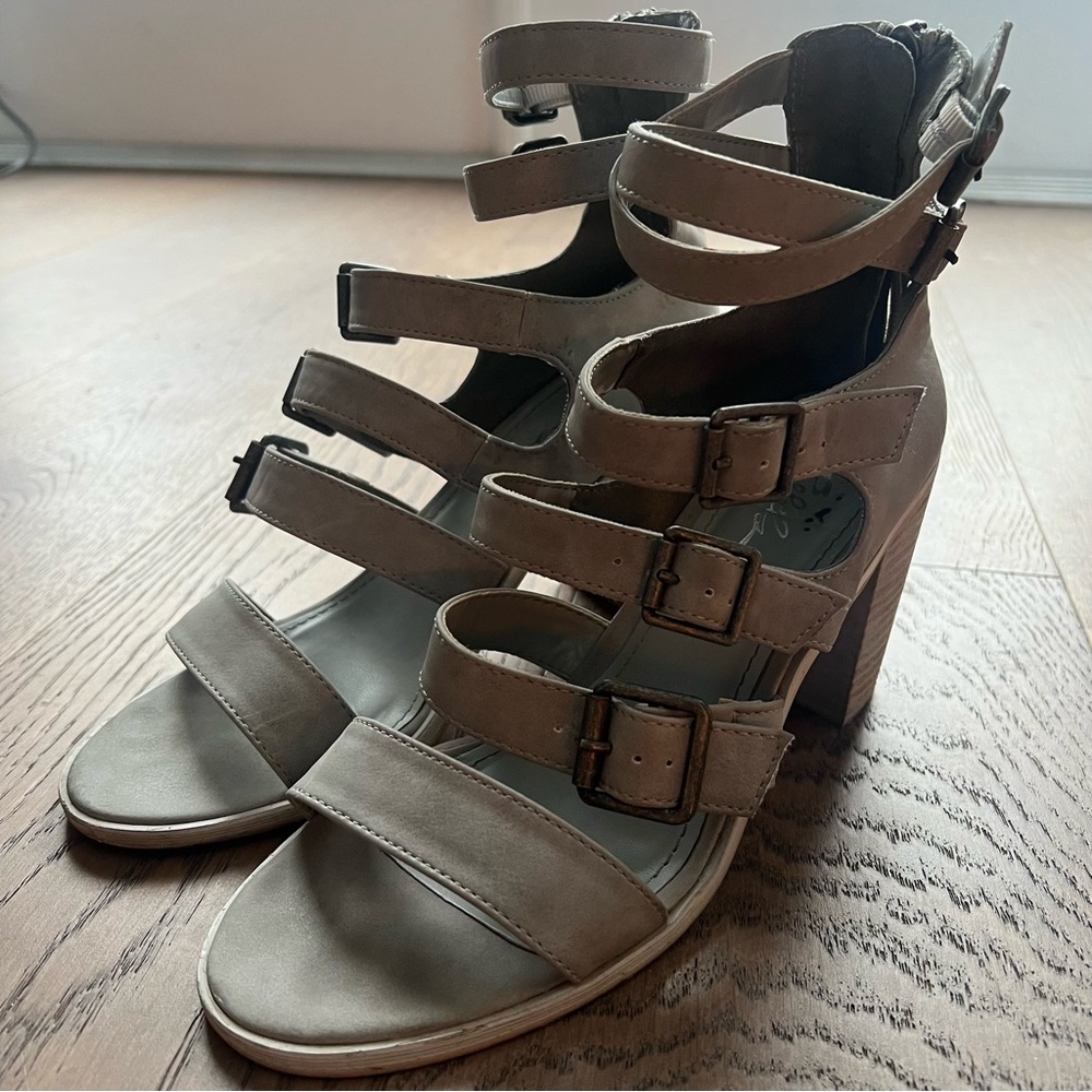 Rebels Gray Strappy Buckled heels SZ 8
